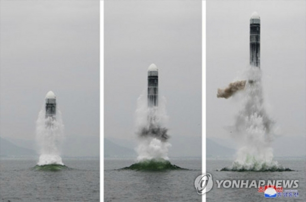 사진은 중앙통신 홈페이지에 공개된 북극성-3형 발사 모습./연합뉴스