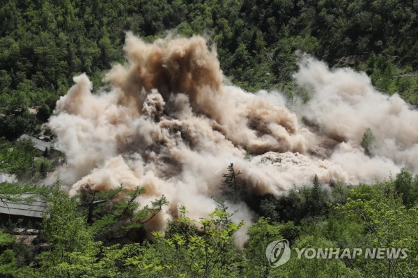 북한이 지난 2018년 5월 24일 함경북도 길주군 풍계리 핵실험장을 폭파 방식으로 폐기했다. 사진은 지휘소와 건설노동자 막사가 폭파되는 모습[연합뉴스 자료사진]