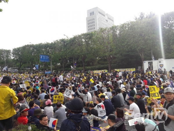 좌파 성향 시민들이 운집한 '조국수호 검찰개혁' 집회 한가운데,