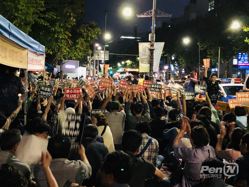 3일 오후 6시 서울 동숭동 마로니에 공원 앞에서 열린 전국대학생연합집회에서 집회 참가자들이 구호를 외치고 있다. (사진 = 김종형 기자)
