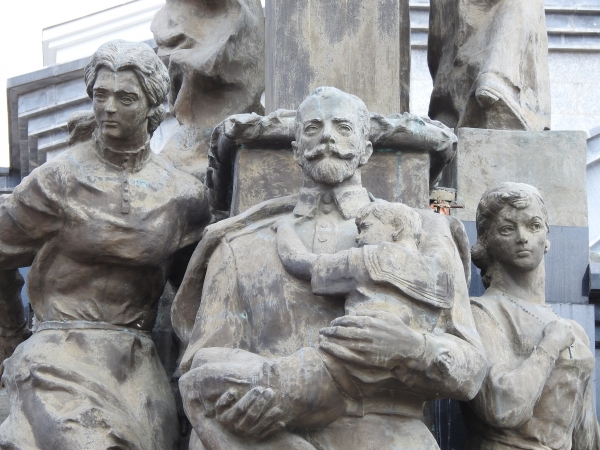 러시아 예카테린부르크의 피의 사원 앞에 있는 니콜라이 2세 일가의 동상. 이들은 1918년 이곳에서 공산 혁명 세력에 의해 몰살되었다.