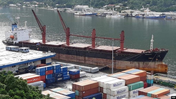 대북제재 위반을 이유로 미국 정부가 억류해 매각 처리한 북한 선박 와이즈 어네스트 호가 지난 6월 미국령 사모아의 수도 파고파고 항구에 계류돼 있다(VOA).
