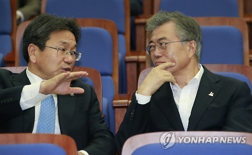 문재인 대통령(右), 강기정 청와대 정무수석. (사진=연합뉴스)