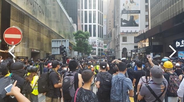 홍콩 도심 센트럴의 시위대와 이를 취재하는 기자들./연합뉴스