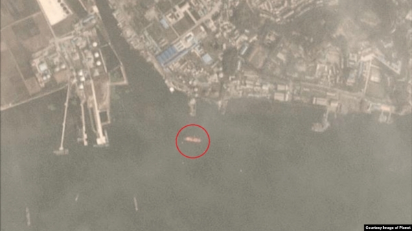 지난 5일 촬영된 위성사진에 90m 길이의 대형 유조선(원 안)이 북한 남포의 해상 유류 하역시설에서 포착됐다. 사진제공=Planet Labs Inc.