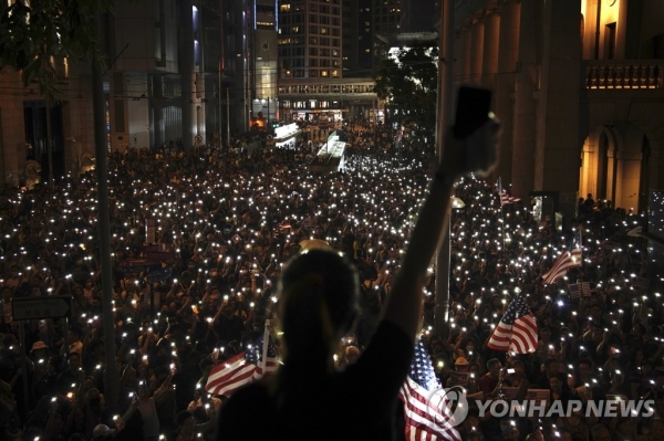 홍콩 시민들이 지난 14일 센트럴 지구에서 평화적인 집회를 열고 있다./홍콩AP=연합뉴스