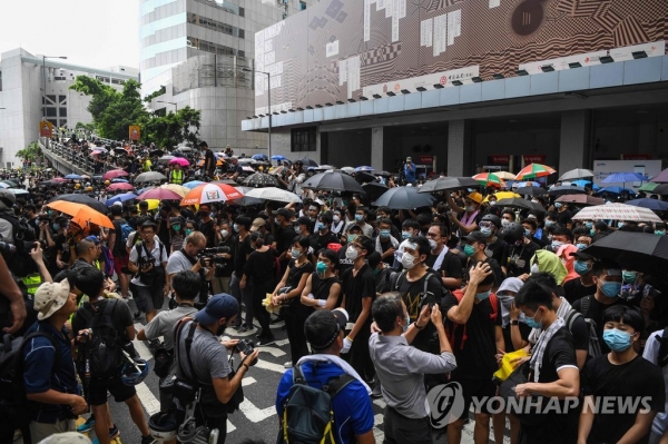 홍콩 경찰본부 앞에 모여든 '송환법' 반대 시위대./연합뉴스