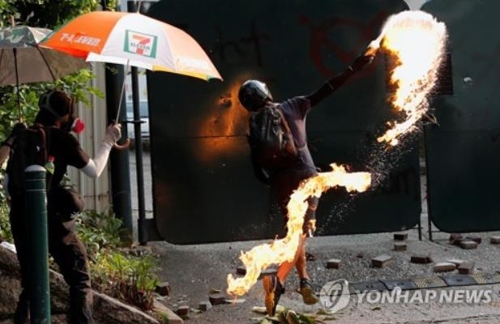 침사추이 경찰서를 향해 화염병을 던지는 홍콩 시위대./연합뉴스