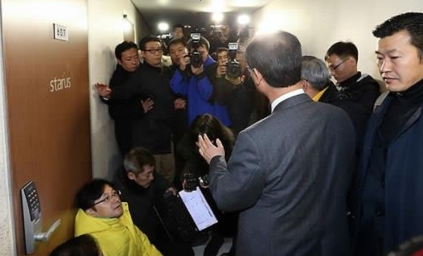 2012년 국가정보원 직원 김모(여)씨 오피스텔 앞에 대기 중인 민주통합당 관계자들에게 국정원 대변인(앞줄 오른쪽 두번째)이 입장을 밝히는 모습. (사진 = 연합뉴스)