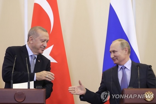 22일 소치에서 시리아 북부 완충지대 운영방안에 합의한 푸틴 러시아 대통령(오른쪽)과 에르도안 터키 대통령