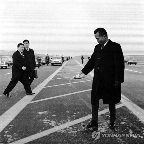 1968년 박정희 전 대통령이 경인·경수고속도로 개통식에서 막걸리를 뿌리고 있다. (사진=연합뉴스)