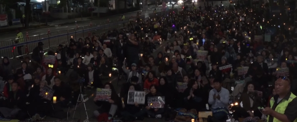 23일 저녁 검찰대로 앞에서 열린 '대깨문' 집회. (사진 = 시사타파TV 유튜브 방송화면 캡처)