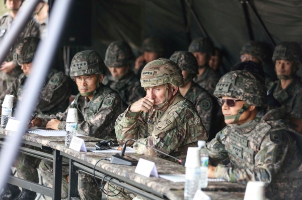 로버트 에이브럼스 주한미군사령관은 23일 최병혁 연합사 부사령관(사진 우측), 남영신 지상작전사령관(사진 좌측) 등과 함께 한국군 제5 포병여단 포사격훈련을 참관하고 있다. [주한미군 페이스북]