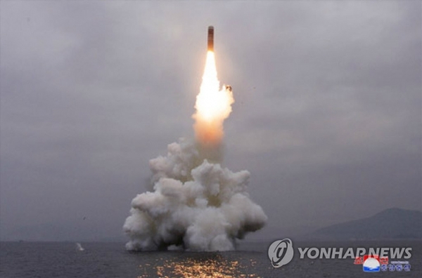 북한이 지난 2일 신형 잠수함발사탄도미사일(SLBM) '북극성-3형'을 성공적으로 시험발사했다고 조선중앙통신이 3일 보도했다. 사진은 중앙통신 홈페이지에 공개된 북극성-3형 발사 모습. 2019.10.3 (연합뉴스)