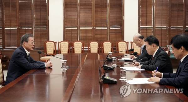 문재인 대통령이 김오수 법무부 차관으로부터 업무보고를 받고 있다.