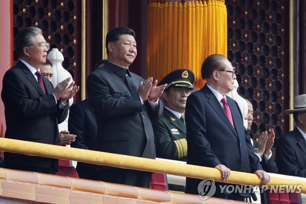 시진핑(가운데) 중국 국가주석이 지난 10월 1일 건국 70주년 국경절 열병식이 진행되기 앞서 베이징 톈안먼 성루에서 장쩌민(江澤民·오른쪽), 후진타오(胡錦濤) 전 국가 주석과 함께 박수하고 있다