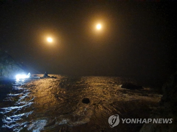 1일 새벽 독도 인근 해상에서 전날 추락한 소방헬기와 탑승인원을 찾는 구조수색 활동이 벌어지고 있다./연합뉴스