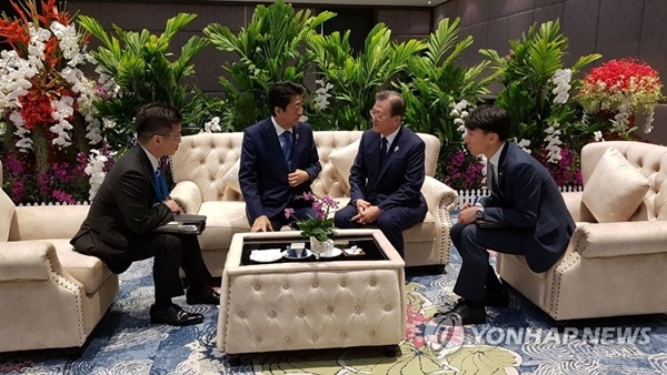 문재인 대통령과 아베 신조 일본 총리가 4일 오전(현지시간) 방콕 임팩트포럼에서 아세안+3 정상회의 전 환담을 하고 있다.
