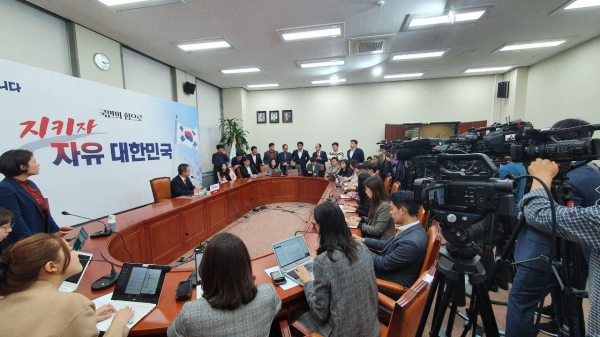 황교안 자유한국당 대표가 6일 국회에서 기자회견을 개최한 후 기자들의 질문에 답하는 모습. (사진=이종건 펜앤드마이크 영상기자)