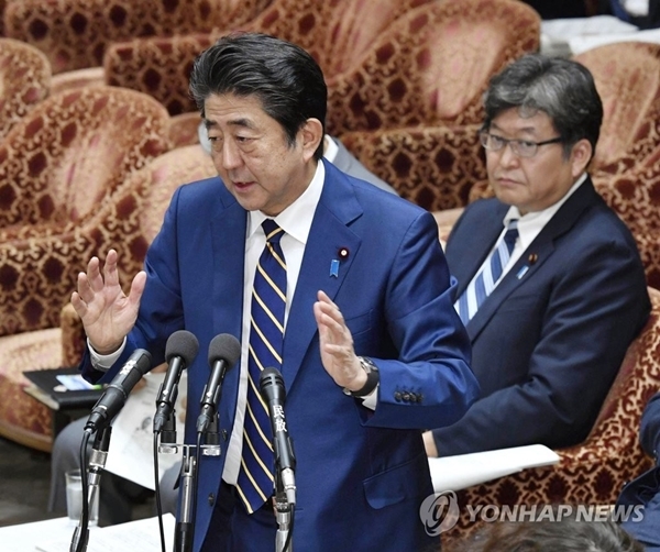 아베 신조 총리가 6일 일본 중의원 예산위원회에 출석해 야당 의원들의 질문에 답변하고 있다.(사진=연합뉴스)