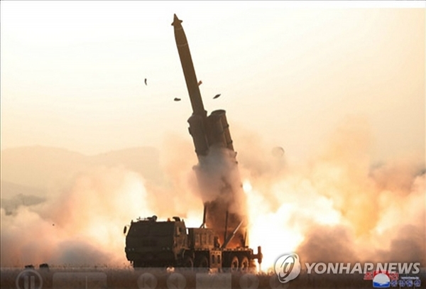 북한의 초대형 방사포 시험 사격 사진.(사진=연합뉴스)