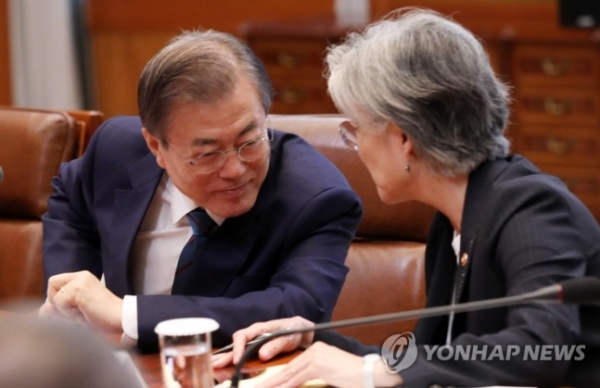 문재인 대통령(左), 강경화 외교부 장관. (사진=연합뉴스)