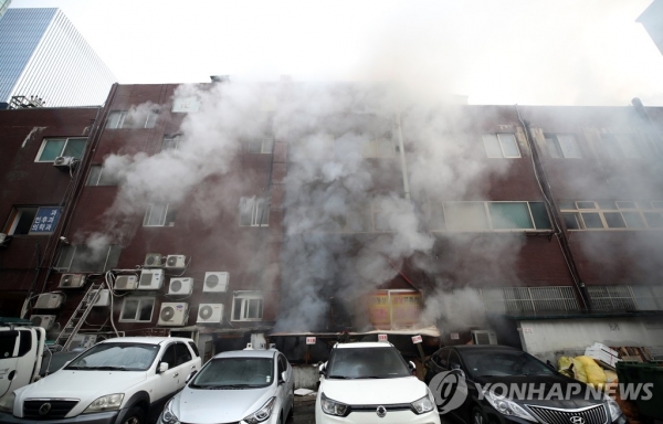 15일 오후 서울 서초구 진흥종합상가에서 불이 나 연기가 피어오르고 있다./연합뉴스