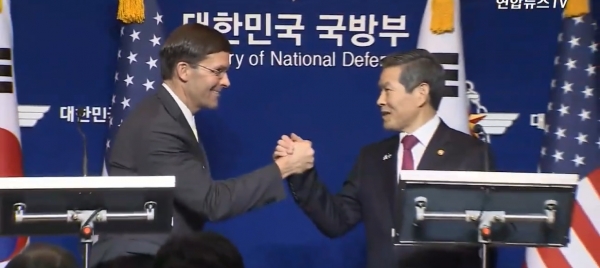 정경두 국방장관과 마크 에스퍼 미 국방장관은 15일 서울에서 한미안보협의회의를 가졌다(연합뉴스TV).