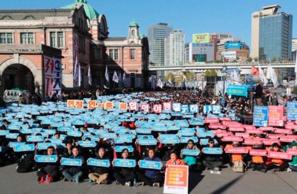 철도 파업이 시작된 지난 20일 철도노조 조합원들이 서울역 앞에서 집회를 벌이고 있다. (사진 = 연합뉴스)