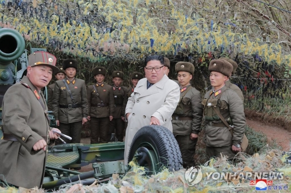 김정은이 서부전선에 위치한 창린도 방어대를 시찰했다고 조선중앙통신이 25일 이 사진을 보도했다. 촬영 날짜는 밝히지 않았다. (연합뉴스)