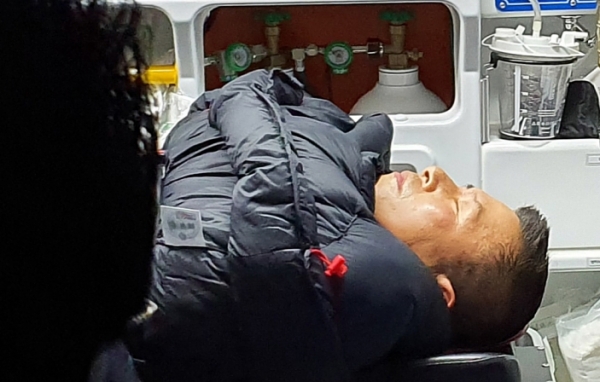 청와대 앞 분수대 광장에서 에서 8일째 단식투쟁을 벌여온 황교안 자유한국당 대표가 27일 밤 의식을 읽고 응급실로 긴급 이송되고 있다.(사진=자유한국당 제공)