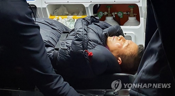 청와대 앞에서 8일째 단식하던 황교안 자유한국당 대표가 27일 밤 응급실로 이송되고 있다. (사진=연합뉴스)