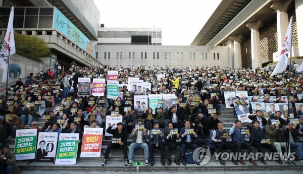 자신들과 코드가 맞지 않는 사장을 몰아내기 위해 합동 파업을 벌이고 있는 MBS와 MBC 언론노조원들(사진 연합뉴스).
