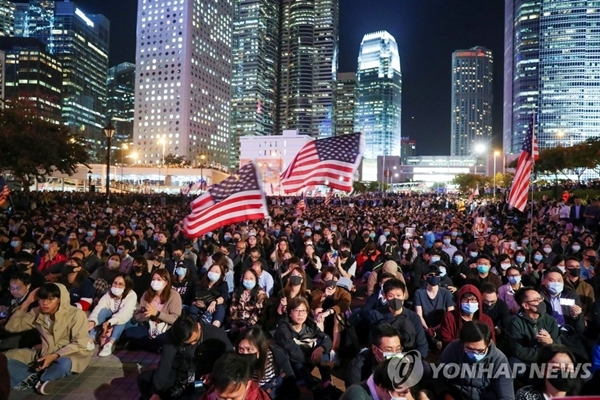 '홍콩인권법 감사 집회' 벌이는 홍콩 시위대 (홍콩 로이터=연합뉴스) 홍콩 시위대가 28일 에든버러 광장에 모여 미국 국기인 성조기를 흔들고 있다.