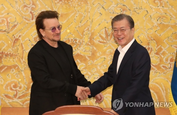 문재인 대통령이 9일 청와대에서 예방한 록밴드인 'U2'의 보컬이자 사회운동가 보노 접견에 앞서 인사하고 있다. (사진=연합뉴스)