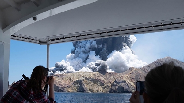 화이트섬 화산 폭발 장면.(사진=연합뉴스)