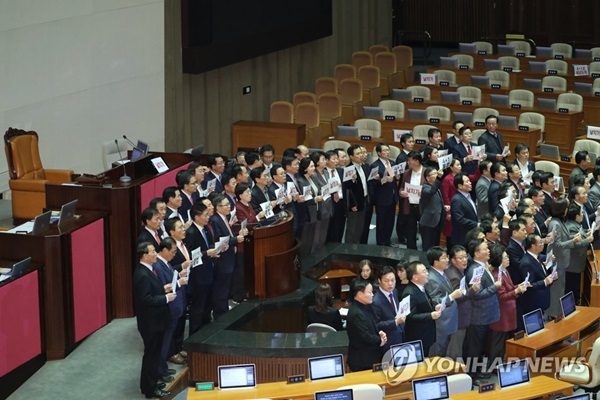 12월10일 오후 국회 본회의에서 자유한국당 의원들이 내년도 예산 수정안이 통과된 것과 관련 항의하고 있다.