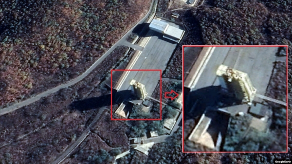북한이 서해위성발사장 '중대 시험' 전인 지난달 30일 촬영한 발사대 뒤쪽으로 5~6개의 새로운 물체가 포착됐다. 과거 위성사진에 없던 것들로 새로운 시험을 위한 장비로 추정된다. 출처=CNES/Airbus (Google Earth)