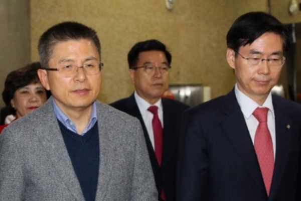 황교안 자유한국당 대표(左), 조경태 최고위원. (사진=연합뉴스)