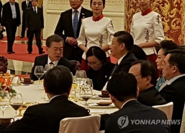 문재인 대통령과 시진핑 중국 국가주석이 지난 14일 오후 베이징 인민대회당 북대청에서 열린 공식환영식, 국빈만찬에서 대화하고 있다.