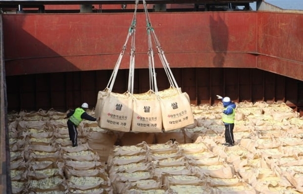 통일부가 19일 "정부는 북한의 식량상황을 고려하여 그간 세계식량계획(WFP)과 긴밀히 협의한 결과, 우선 국내산 쌀 5만톤(t)을 북한에 지원하기로 했다"고 발표했다.(사진=연합뉴스)