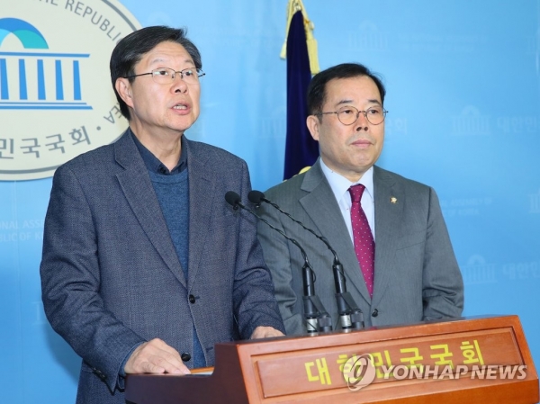 자유한국당 미디어특별위원회 박성중(오른쪽), 길환영 전 KBS 사장(왼쪽)