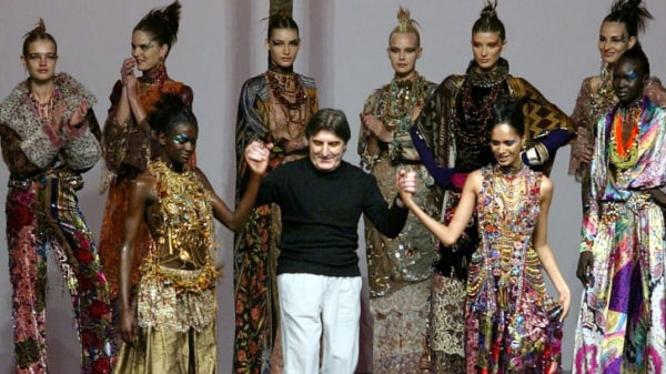 2002년 웅가로 패션쇼 피날레 (사진 = Reuters)