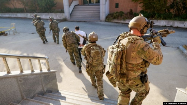미 특전사령부 소속 특전대원들과 한국군 특전사 요원들이 지난달 11일 군산비행장에서 근접전 훈련을 벌였다며, 지난 16일 미 국방부가 공개한 사진. 사진 촬영: Capt. David Murphy.