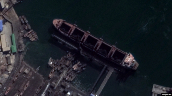 175m로 추정되는 대형 선박이 올해 2월 북한 남포의 석탄 항구에 정박한 모습이 위성사진을 통해 확인됐다. 이 선박의 적재함 위로 크레인이 뻗어 있으며, 적재함 안에는 석탄으로 추정되는 물체로 가득하다. 출처: Maxar Technologies / Google Earth