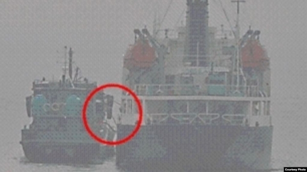 지난 17일 오전 9시 동중국해 공해상에서 북한 선박 '남산8'호(오른쪽)와 국적 미상의 선박 사이에 불법 환적이 이뤄지는 것으로 의심되는 사진을 일본 정부가 공개했다. 사진 제공: 일본 방위성.