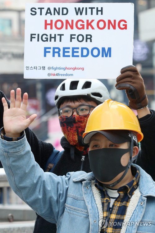 중국 정부가 미국의 경고에도 불구하고 홍콩 시위에 개입하여 진압하자 미국은 홍콩에서 달러를 빼내 싱가포르로 옮겼다. 중국은 심각한 달러 부족 사태로 은행들이 휘청이고 있다. 사진은 홍콩 민주화를 외치며 시위하고 있는 홍콩 시위대(사진 연합뉴스 제공).