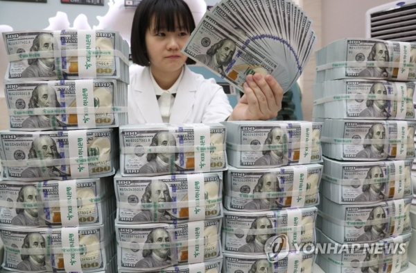 지금 당장 주식과 부동산 팔아서 달러를 사라. 한국은 조만간 심각하고 중대한 경제위기에 직면할 것이다(사진 연합뉴스 제공).