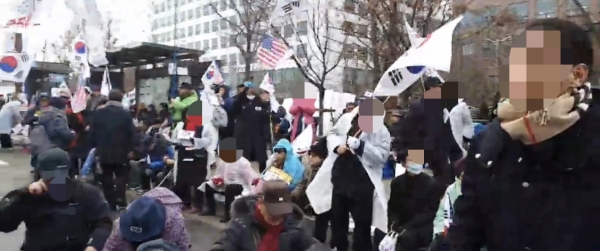 국회 앞에서 공수처법 통과 반대를 요구하는 시민들. (사진 = 유튜브 방송 캡처)