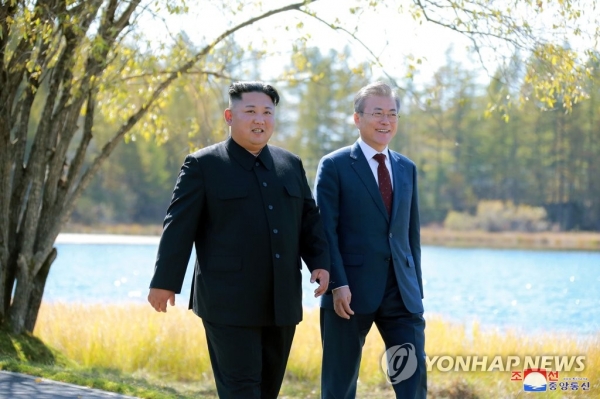 평양정상회담 마지막 날인 지난 2018년 9월 20일 문재인 대통령과 김정은이 삼지연초대소에서 오찬을 가졌다고 조선중앙통신이 21일 보도했다. (연합뉴스)